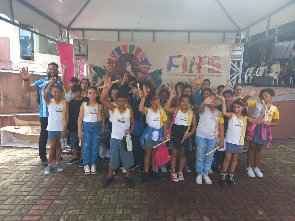 Alunos da Escola Luciana Encantam Público na FLIFS com Apresentação Musical